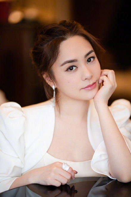 傳第二季籌備時，阿嬌就是製作組最想邀請的人之一，因為她出身唱跳組合，又自帶話題性，在內地的人氣也不差。原本呼聲極大的阿嬌，恢復單身後明明正在事業上衝刺，但據說到了後期竟推辭節目邀約。