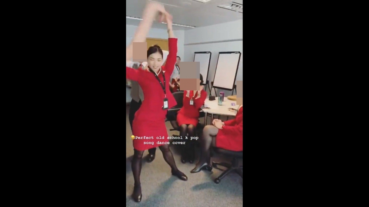 【廖慧儀前男友Sam】之前廖慧儀任職空姐時,也被爆出了一段勁歌熱舞片段,影片中的她在人群中也可以超開放自在的隨歌熱舞,顯得非常狂野!網民直言:「姣婆咪就係呢啲樣!」
