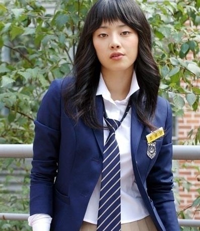 整容在韓國這個國家可說是家常便飯,不過竟然會有女星被韓國人斥整容整得太過分?一位韓國女演員在韓國出道17年,歷練竟換不來娛樂圈鞏固的地位和粉絲的支持,反而惹來不少負面評價!