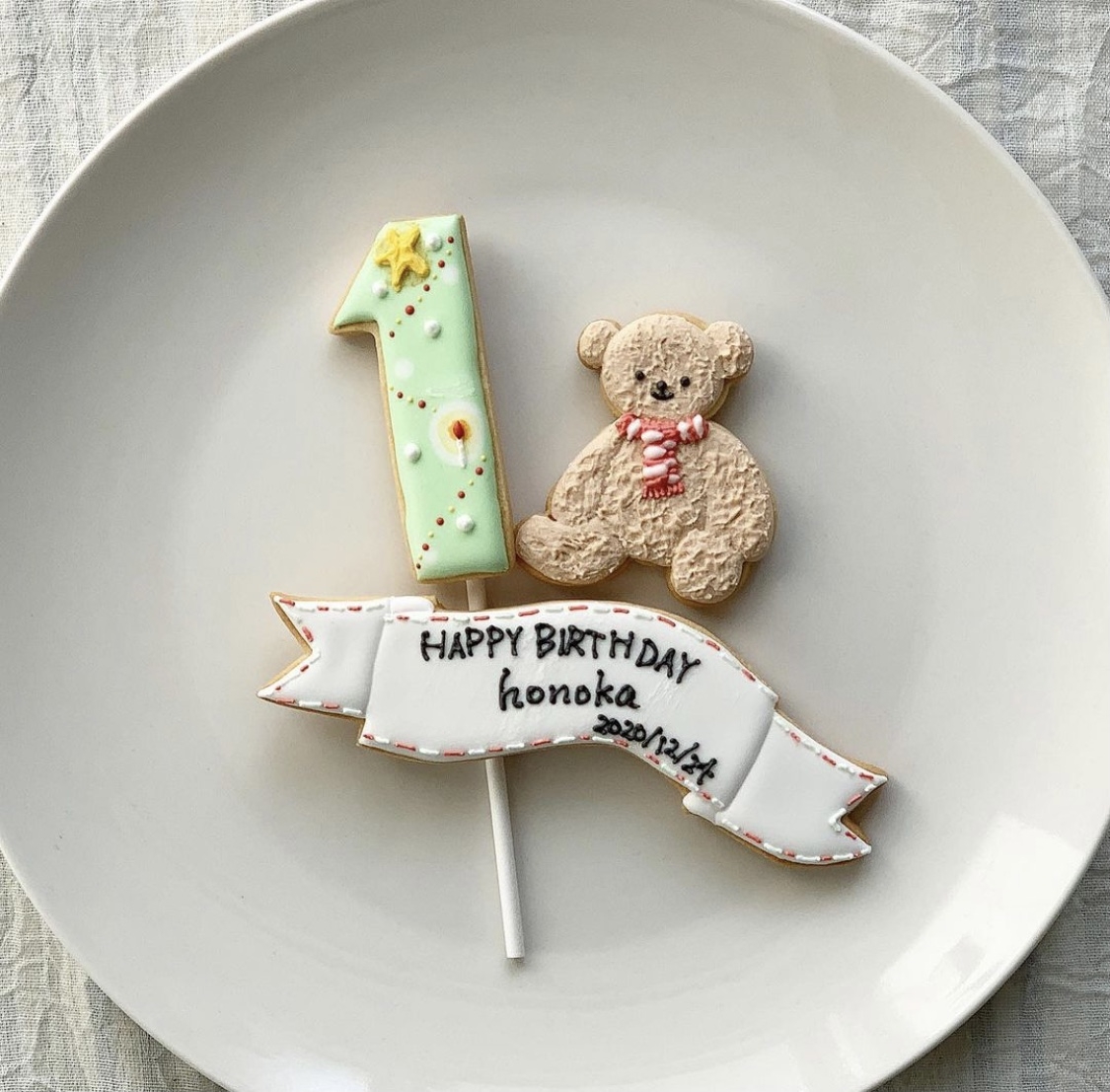 另外，畫在曲奇餅上也非常美！除了寫字之外，還可以把朱古力填滿曲奇，再圍邊畫框框，讓曲奇的造型變得超精緻！