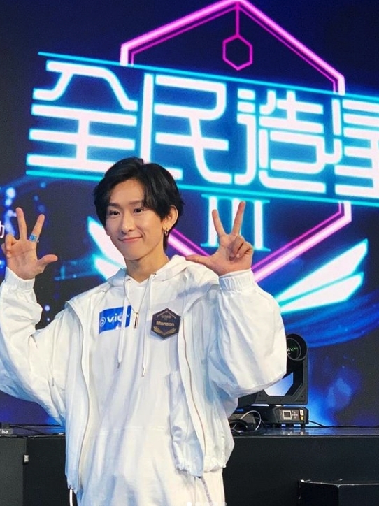 【全民造星3】近日大熱人馬Manson張進翹被挖出黑歷史!有一條十年前的影片曝光,Manson在影片中抱著一名女生在泳灘女廁中與一對情侶朋友揚言要「4P」,對話中夾雜英文及粗口,影片中更多次提及到要進行性行為。影片流出後,Manson及其經理人亦隨即回應事件,承認自己是片中人,不過就澄清沒有發生影片中所說的行為,懊悔年少輕狂。