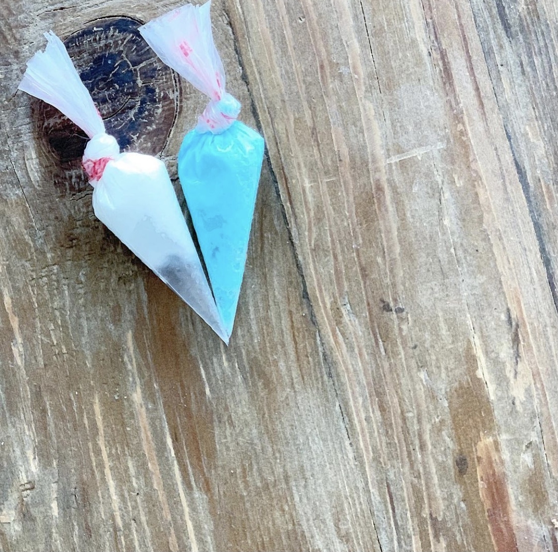 在蛋糕上除了插花牌和蠟燭之外，親手寫上祝福的字句會更加有誠意，不過要用到的朱古力筆就要到烘培店裏購買，麻煩又需要昂貴資金！