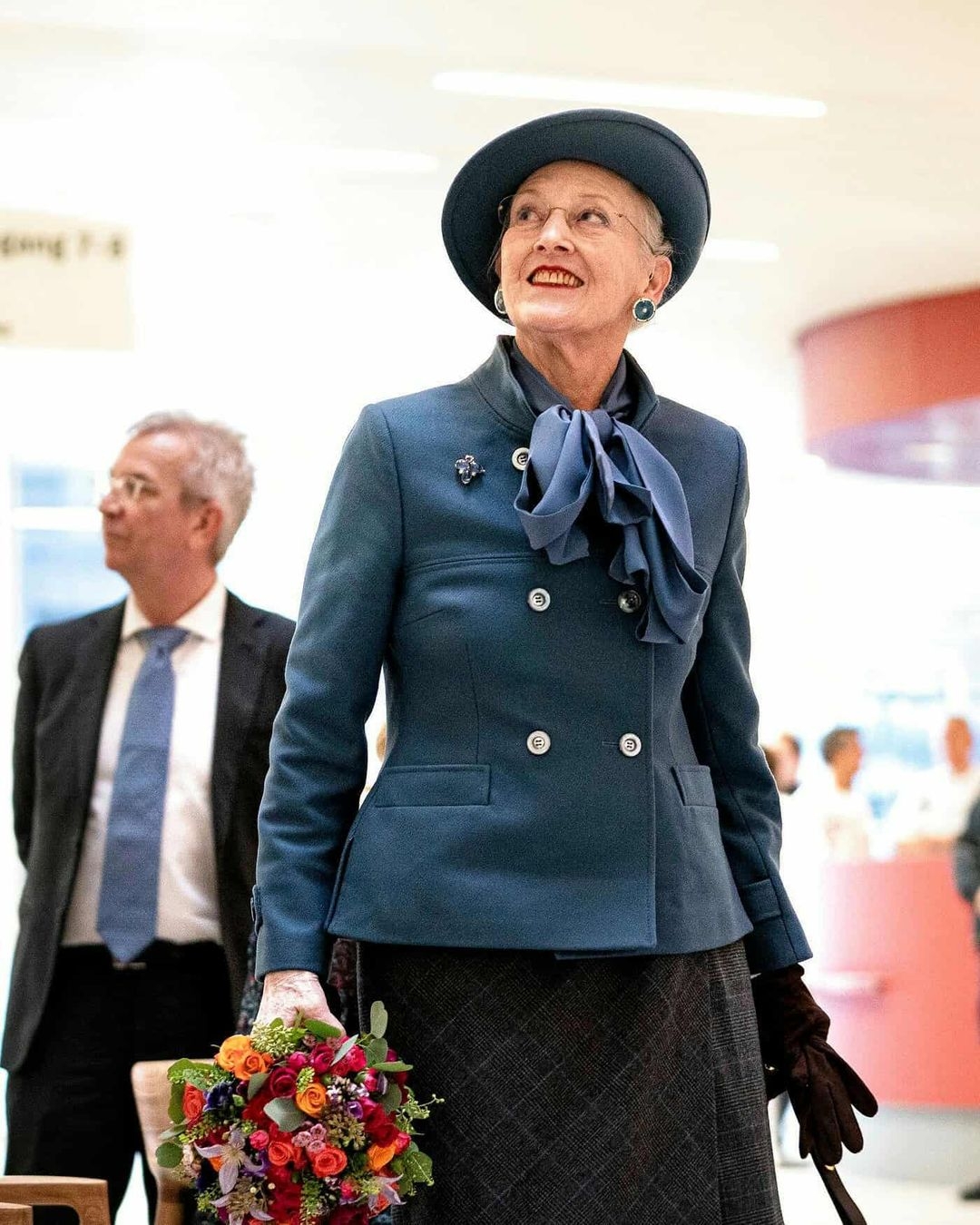 英女王還有一個關係要好的遠房「女王」表妹，以脫序、親民形象視人的瑪格麗特二世（Margrethe II of Denmark）