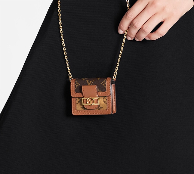 【LV AirPods套】這款Dauphine AirPods套只可容納到Airpods Pro的尺寸,它配有一條鍊子,讓你可以直接肩背或斜挎帶出外
