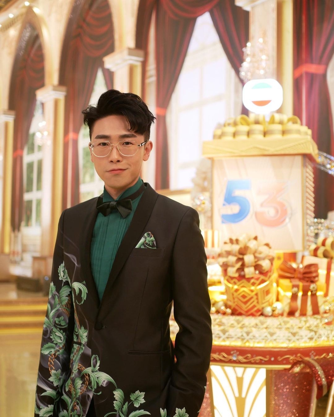 【香港男明星學生相】中學時期的陸浩明就已經是高瘦型,樣子跟現時也很相似,只是相中的他拿著小黃花再舉起ya的手勢很有喜感