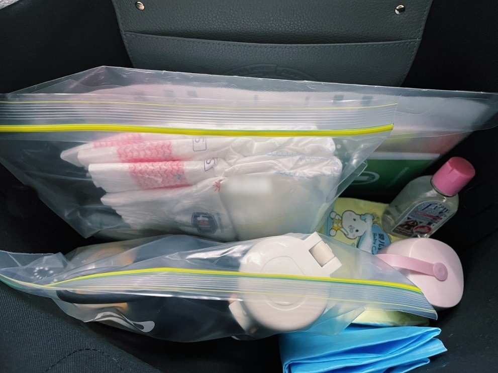 之前她也推介過一個超實用的名牌「奶粉袋」,雖然價值一萬塊但是她坦言喜歡手袋輕巧,可裝大量嬰兒用品,設計也中性,讓老公林峯幫忙揹手袋時也不會很尷尬,此態度被網民大讚。