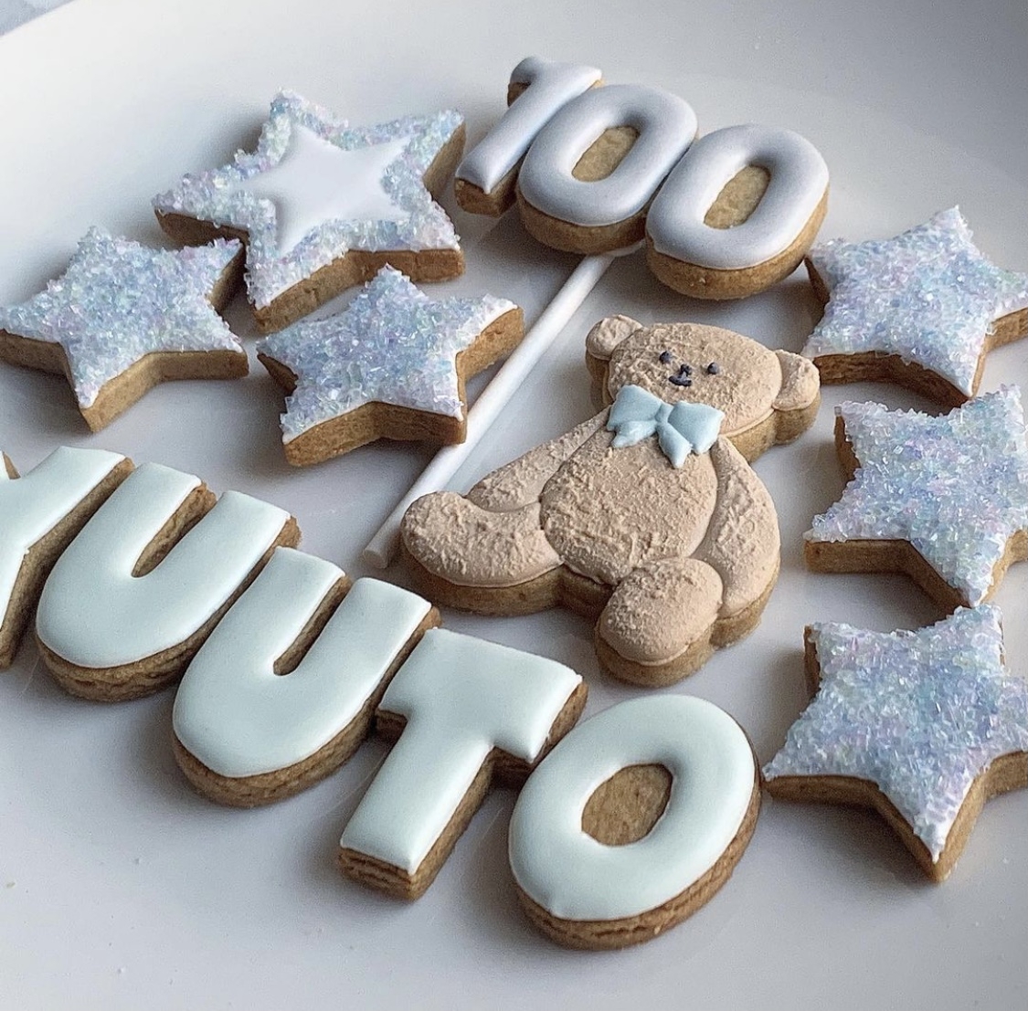 另外，畫在曲奇餅上也非常美！除了寫字之外，還可以把朱古力填滿曲奇，再圍邊畫框框，讓曲奇的造型變得超精緻！