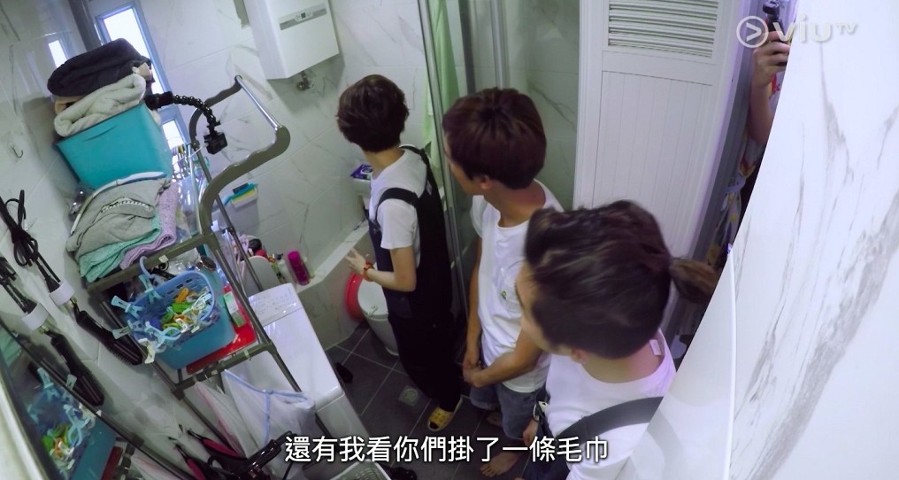 在浴室阿橙也發現到他們只掛著一條浴巾,Ray就指他們4人會共用一條毛巾擦身體:「其實老婆搬入嚟之後,我已經同佢哋講想一人一條毛巾,但而家其實係全家共用一條毛巾,濕晒先會換……」主持人則大驚。