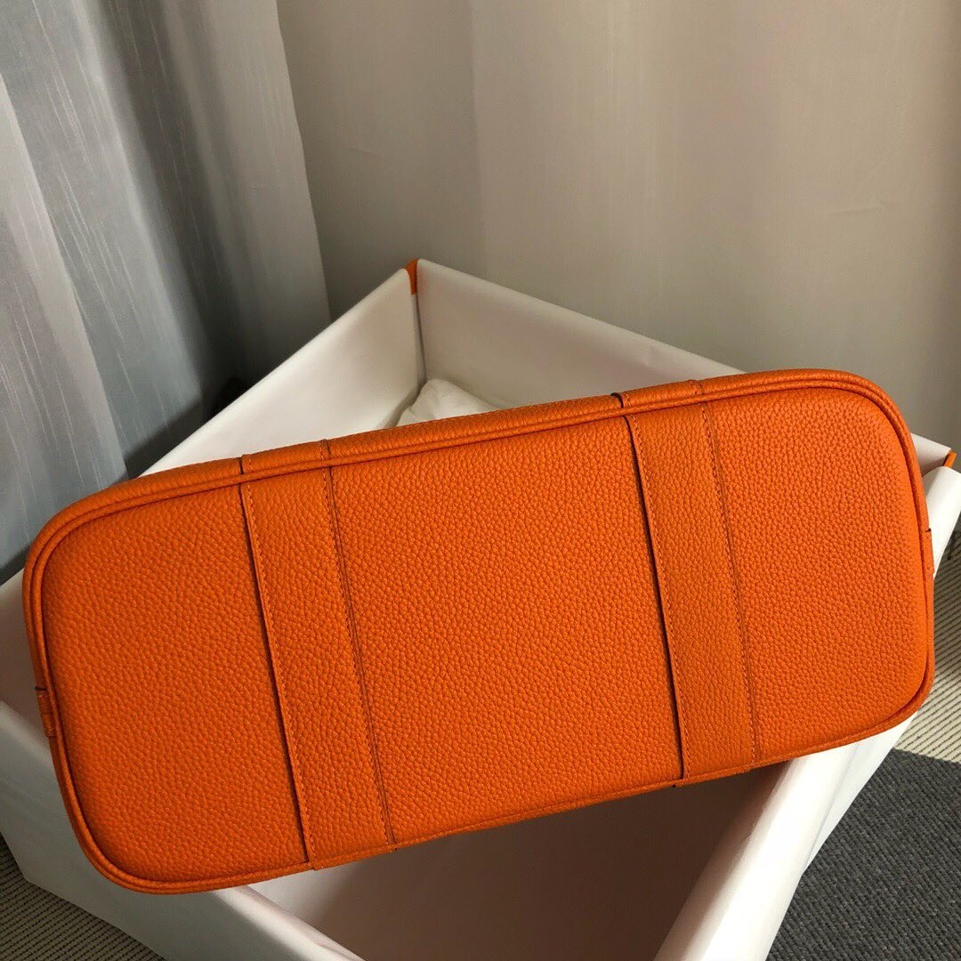 【Hermès手袋】不少女生經常喜歡在旅行時帶上「Hermès Garden Party Bag」,就算要瘋狂購物也裝得下!