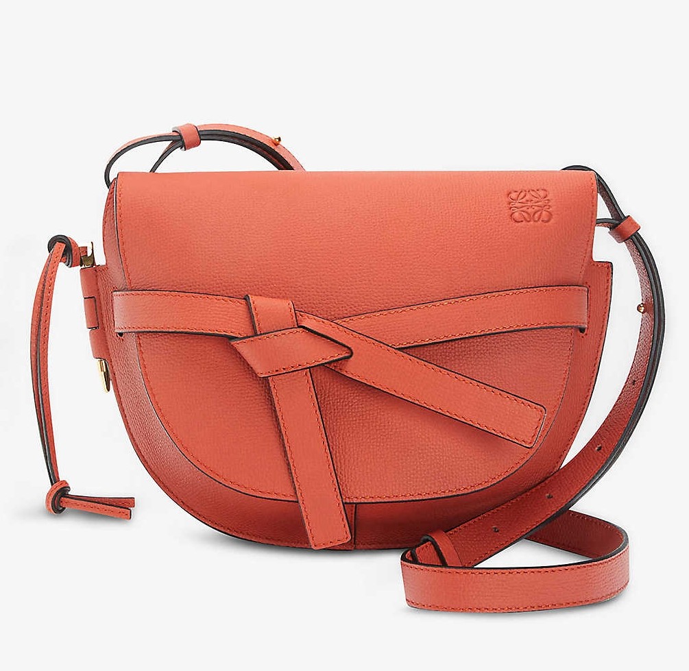 【LOEWE名牌手袋】LOEWE其中一款最有名氣的手袋就是「Gate」系列！以馬鞍袋為設計原形，再飾上超甜美的打結皮帶