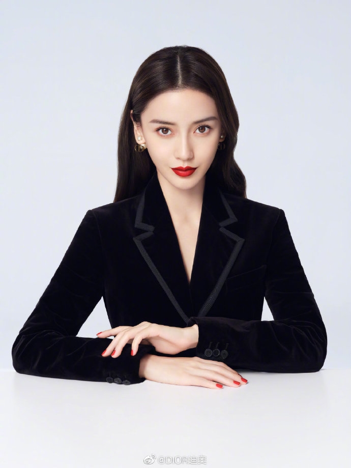 Angelababy(楊穎)被選為第四屆的「十大傑出新香港青年」唯一明星代表