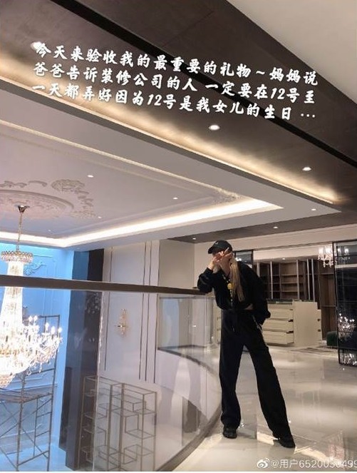 周揚青擔任了綜藝節目《潮流合夥人2》的主理人之一,在節目中被陳偉霆問及是否爸爸有送她星空電影院