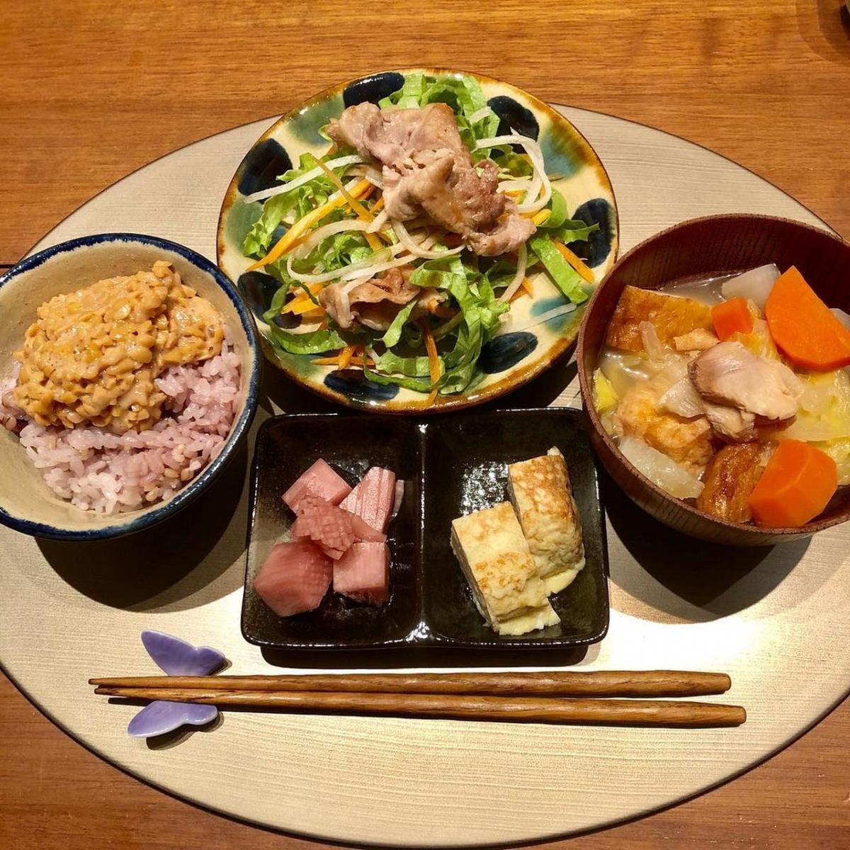 除了斷食,木村拓哉老婆工藤靜香也對女兒的飲食很有要求,日常烹調時避免使用動物油脂和白砂糖,就連白飯也換成糙米,更會在糙米內加入紅豆和鹽巴。同時會多吃發酵食物,這也是她們的美顏小秘訣,因為發酵的酵素對美容效果極高,難怪兩位女兒的皮膚這麼好!