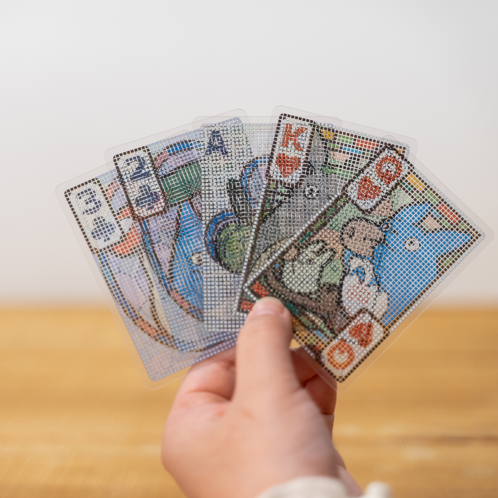 握在手上的質感感覺很輕巧,而且不同角色的牌都讓遊戲變得繽紛!