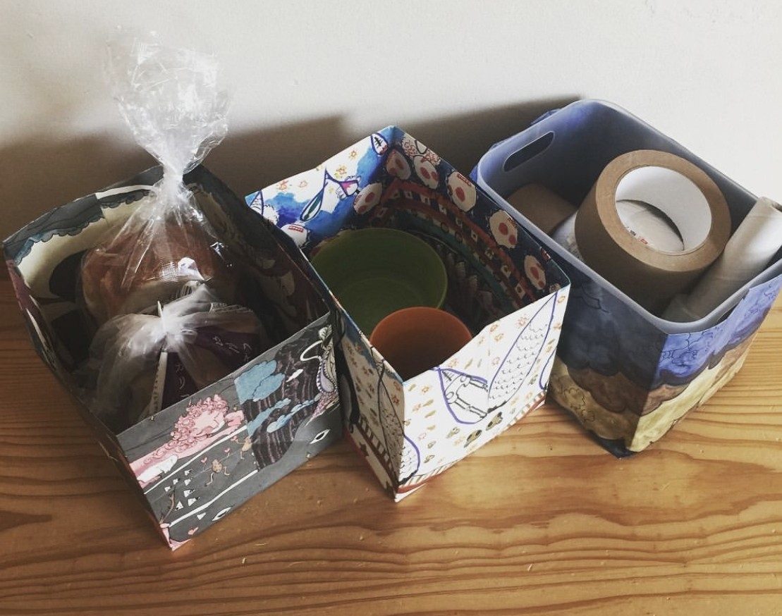 儲物盒的深度也可以調整至自己理想的尺寸,不用在市面上勉強買尺寸差一點點的儲物箱。把外型美美的紙袋作改造還可以當作一個特別的裝飾呢!