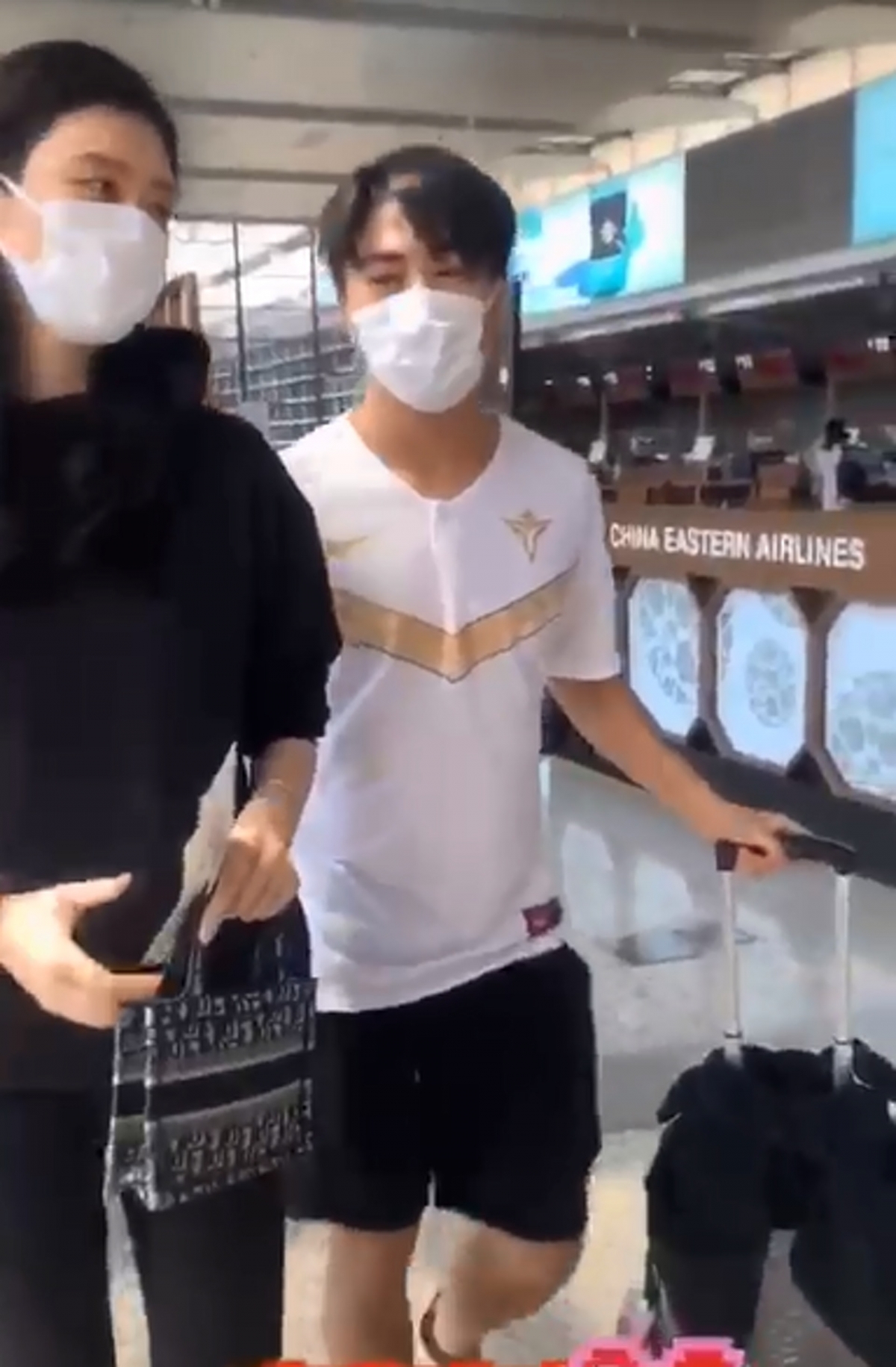 影片中奚夢瑤身穿黑色衛衣及legging、手提Lady Dior先行一步,而何猷君則化身二十四孝老公,穿著白色T-shirt和短褲為妻子推行李箱。