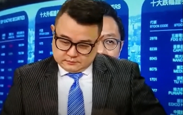 【無綫TVB新聞主播】在直播期間,女主播丘紫薇透過視像連線訪問嘉賓時,突然另一主持人蔡康年亂入,更遮掉了嘉賓的畫面,令畫面看起來看怪異。
