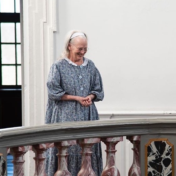 英女王還有一個關係要好的遠房「女王」表妹，以脫序、親民形象視人的瑪格麗特二世（Margrethe II of Denmark）