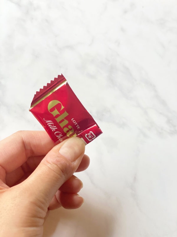 這個自製的方法比可以去買朱古力筆來得簡單，而且經濟實惠。如果家裏沒有獨立包裝的朱古力，也可以到就近的便利店購買，不過要注意的是開口真的要剪得超細，否則就會全部湧出來，建議畫之前先拿張紙試試看。