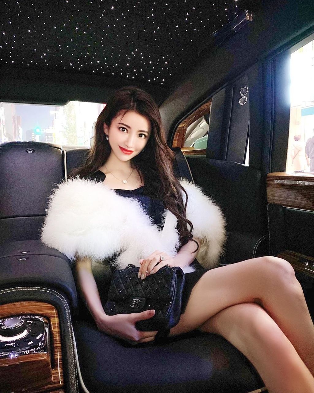 【日本陪酒女Emiri】18歲那年就只背了一個包離家出走,選擇到日本橫濱站前當「最低級的陪酒女郎」。