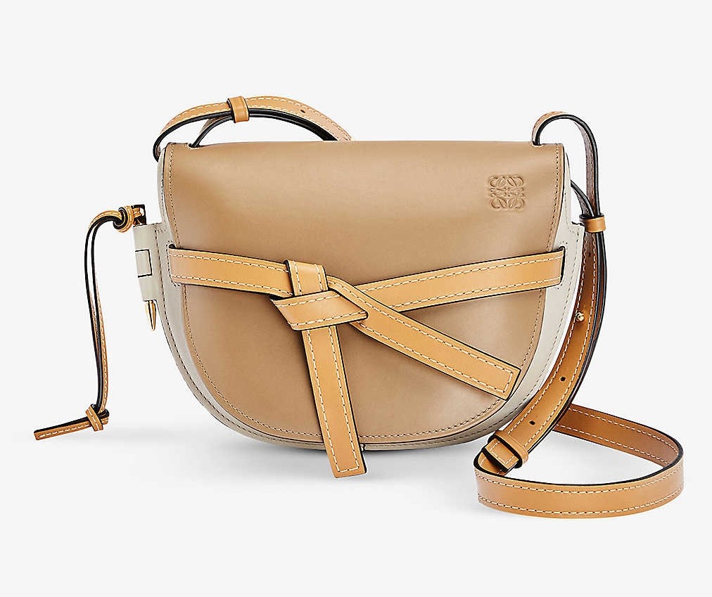 【LOEWE名牌手袋】這款手提包卻更具專業感，多出一份女強人的氣勢來，難怪成為了不少 OL的必搶款！