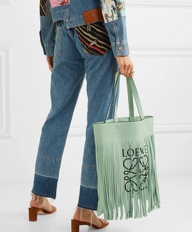 【LOEWE名牌手袋】牛油果綠手袋近年開始大熱，不少品牌都相繼推出這清新的罕有色調，淡淡優雅的綠色超顯文青氣息，很適合走簡約風的女生～