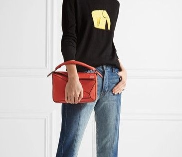 【LOEWE名牌手袋】珊瑚紅手袋很有活力青春氣息感，簡約低調的服飾配上這亮眼色調的手袋，瞬間成為全場焦點。