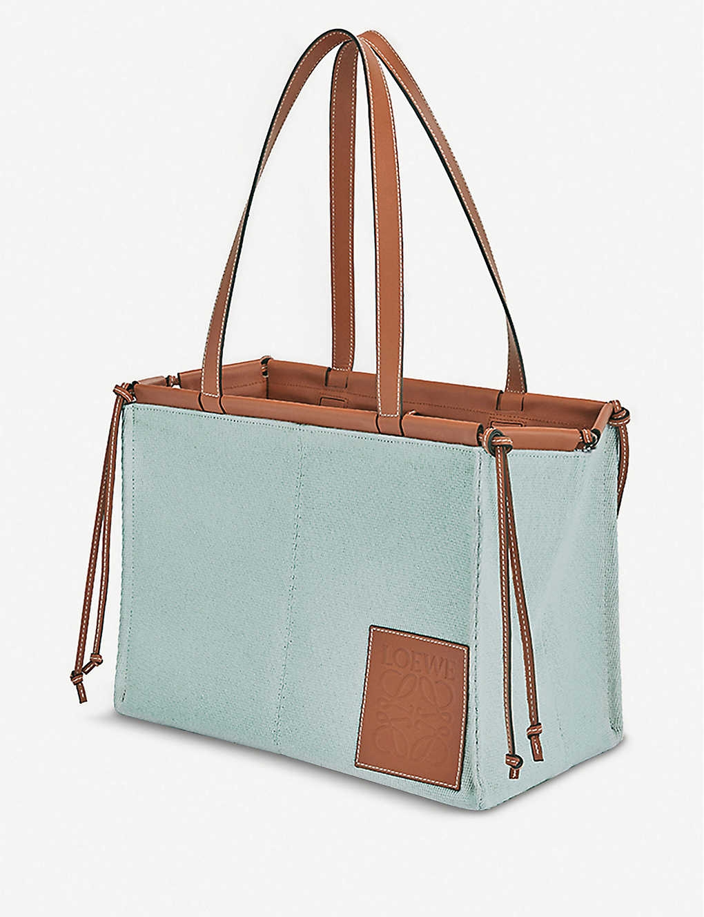 【LOEWE名牌手袋】LOEWE的「Cushion」以帆布製成及皮革加固，其特色就是超大容量的空間可以一次收納很多東西