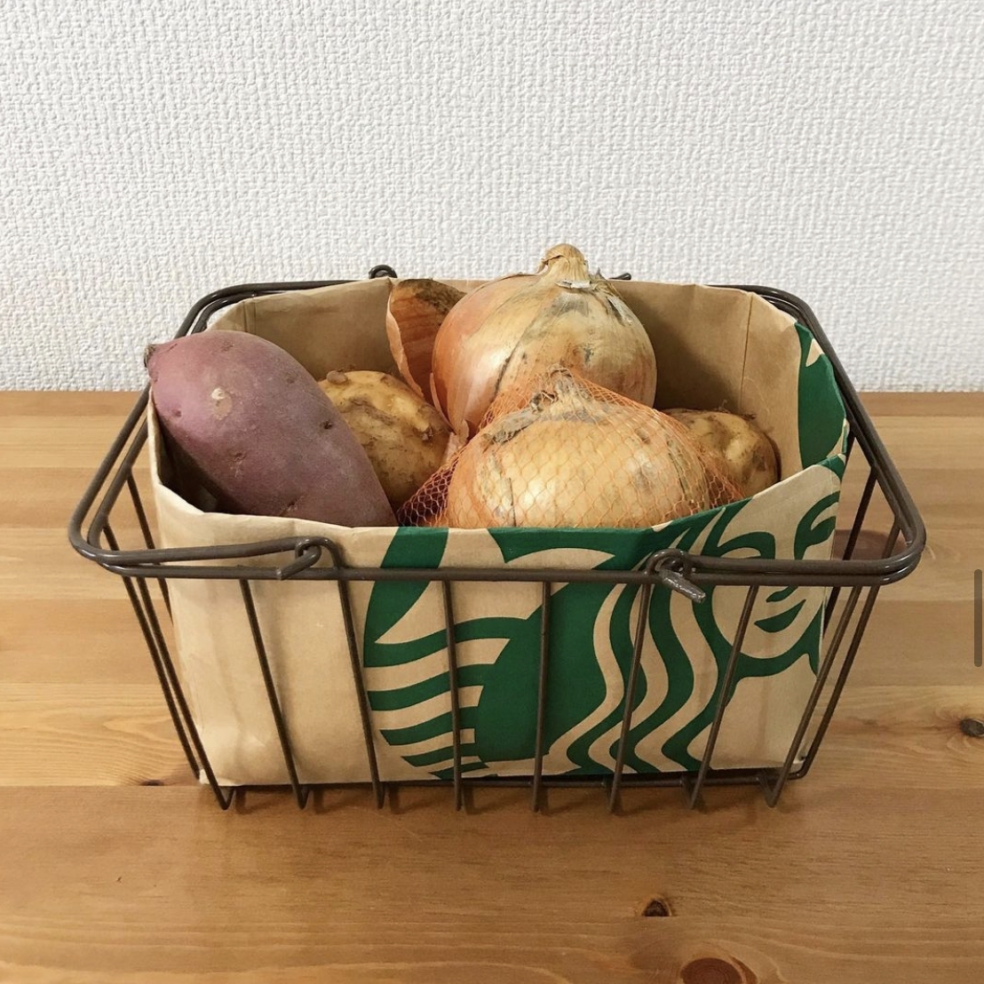 另外一個好處,就是用作放置蔬果類,如果用上牛皮類的紙袋,就可以有吸濕的功效,蔬菜就不會變得濕漉漉的,而且紙質濕了曬乾了還可以重新使用啊!快點來試一試吧~