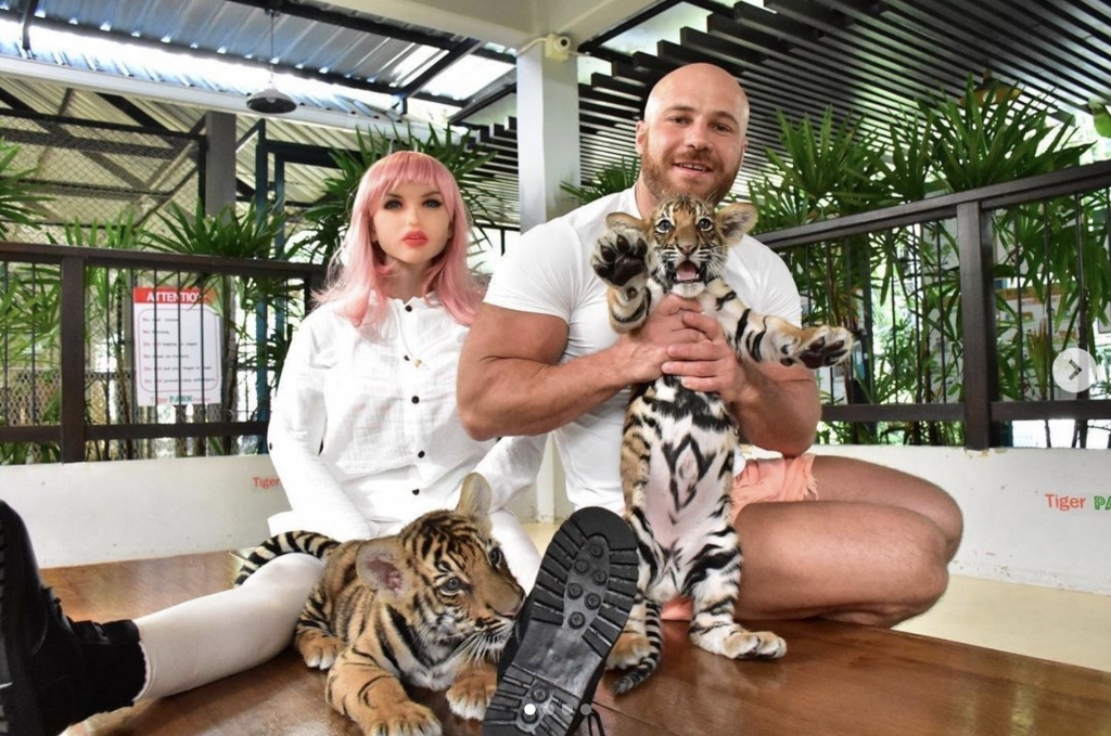 Yuri Tolochko上年也有提及已為Margo找到了一間酒吧的工作,但因為Margo本身不會走路,所以他全程也會在旁幫助Margo工作。