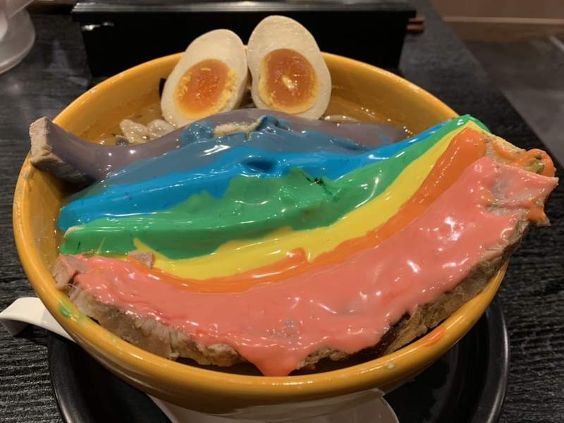 不過有些食客親身一試後,發現芝士的顏色真的有點鮮豔,感覺像是有很多色素的樣子,而且還有網民形容拉麵的顏色還有點像泥膠,又或是倒入了顏料一樣!