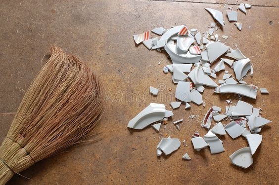 誰知客人得寸進尺，再次把不同食物丟到地上要求侍應清理，最後更把難清理的雪糕丟到地上，侍應也只好笑著逐一清理。期間又不斷向侍應提取水、紙巾、 飲管。在臨走時竟然又「不小心」跌了一隻碟在地上，更把碟子打碎。