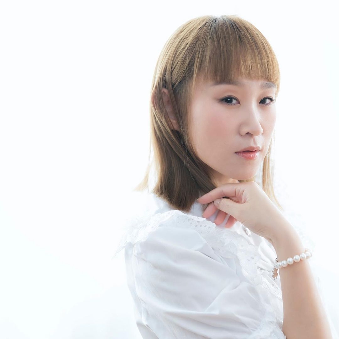 獲「第34屆香港電影金像獎」最佳女配角及最佳新演員殊榮的歌手王苑之