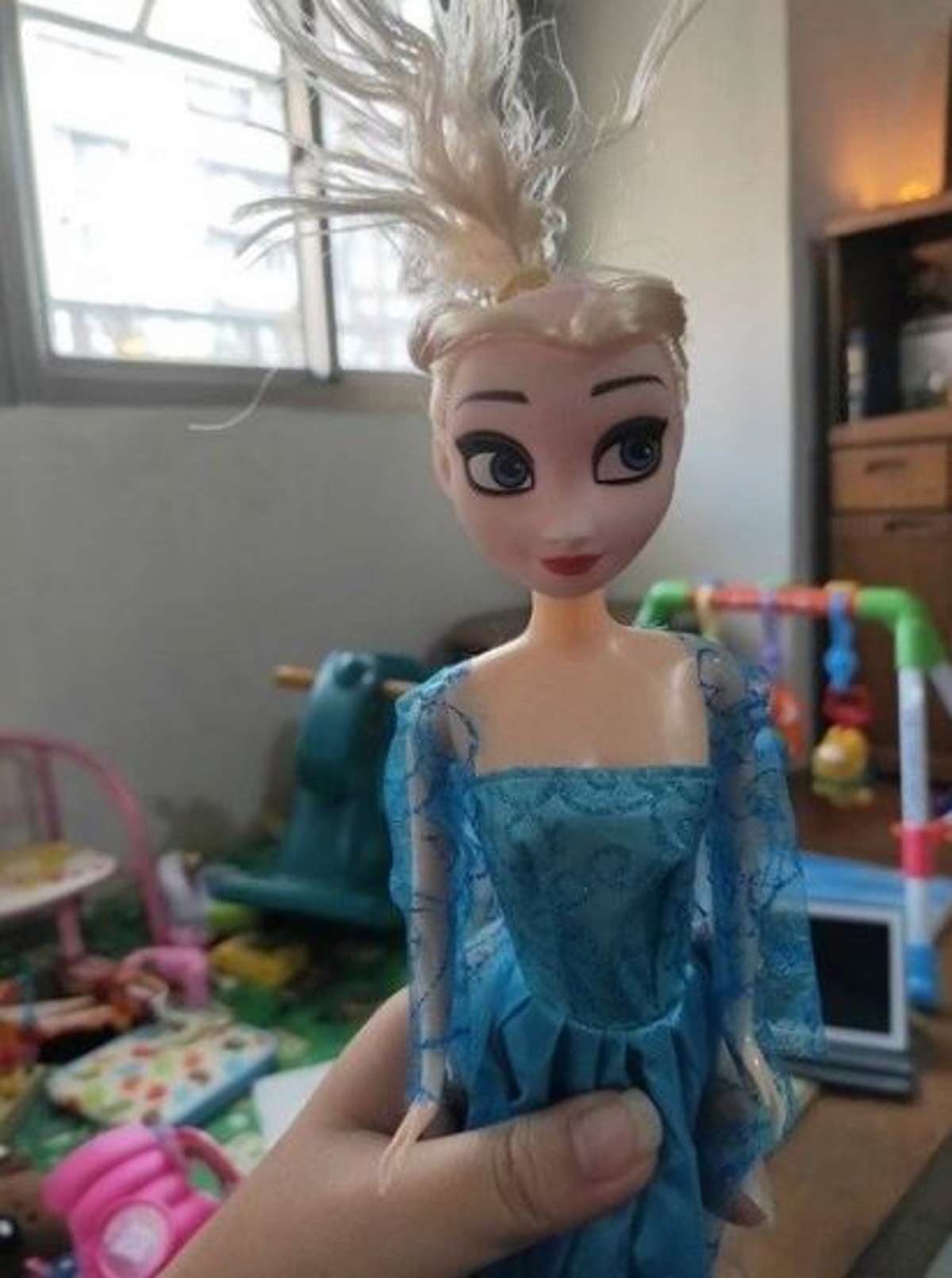 【Frozen Elsa禿頭】這除了服飾外,怎樣看都不似Elsa,比較像便宜版的芭比娃娃