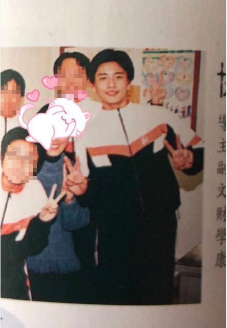 【香港男明星學生相】後來黃宗澤因瞬間發育變高了,所以身型也慢慢變得又高又瘦的男神,當年更曾參與過《YES!》校草選擇