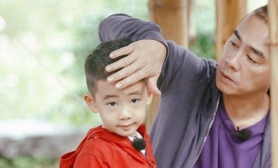年中生完第二胎的應采兒,就帶同兩兒子上和其父母一同拍攝大陸綜藝節目《新生日記2》,而陳小春就忙著拍劇賺奶粉錢。選擇在大陸發展演藝事業的他們,可謂人氣爆燈,特別是大兒子Jasper,!他在節目中流露出真性情,可愛調皮的性格讓他成為了萬人迷。