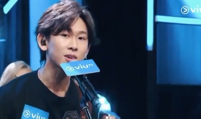 《全民造星3》播出後,參賽者Manson張進翹可以說是大熱人馬,除了樣貌出眾、才藝了得之外,他的文藝氣質和性格也非常亮眼,深得觀眾喜愛,連導師也為了他相爭至大打出手!近日在比賽中的表演也非常出眾,可說是紅透天!
