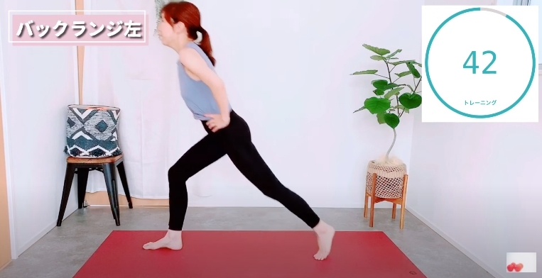 【瘦小腿運動】雙手叉腰,把右腳向後移,確保膝蓋貼住地面,會感受到右腳小腿有拉伸的感覺,而左腳則呈現90度角