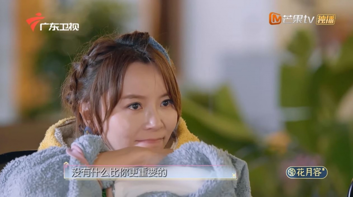 伊能靜聽候立即回覆道:「你不需要承擔父母職業所帶給你的任何東西,沒有什麼比你更重要,我覺得大不了,我就不做這個行業了」一番包含偉大母愛的說話,令主持十分動容。