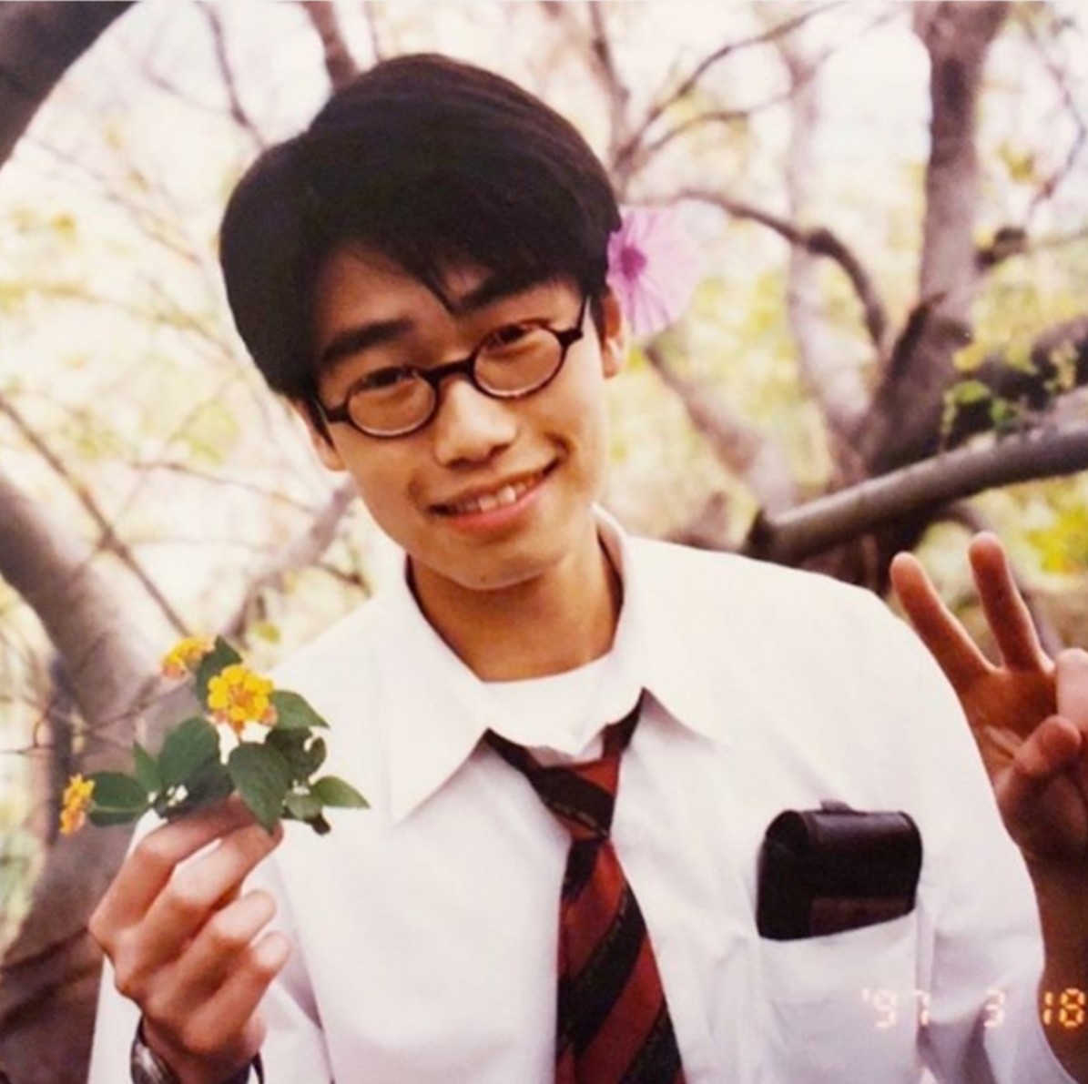 【香港男明星學生相】中學時期的陸浩明就已經是高瘦型,樣子跟現時也很相似,只是相中的他拿著小黃花再舉起ya的手勢,很有喜感