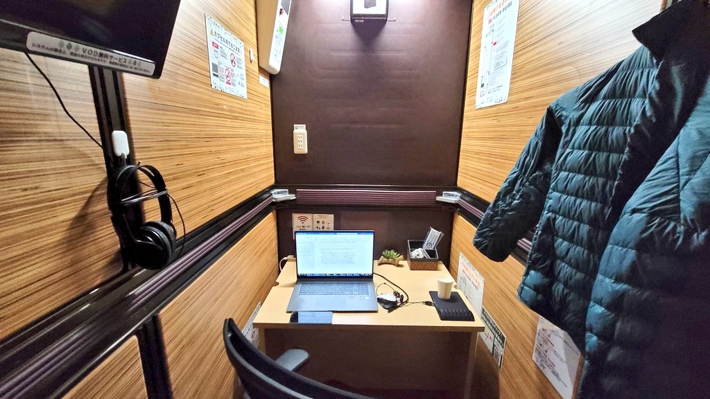 香港地方淺窄，有些人在家裏真的沒辦法工作。在日本市面上就已經有不少的膠囊辦公室出租！最神奇的是在日本的地鐵站中也有不少個，供乘客在乘車途中如急需開會時，就可以租用一個寧靜又方便的空間辦公。在日本這些膠囊辦公室可說是常常爆滿，非常受歡迎！