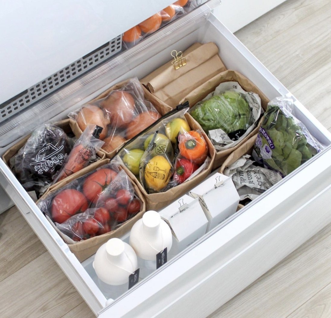 在雪櫃中,使用這些紙袋可以讓食物看起來一目了然,生熟也可以輕鬆分割,看起來也超簡約風的,不會亂糟糟,讓心情迅間變好!