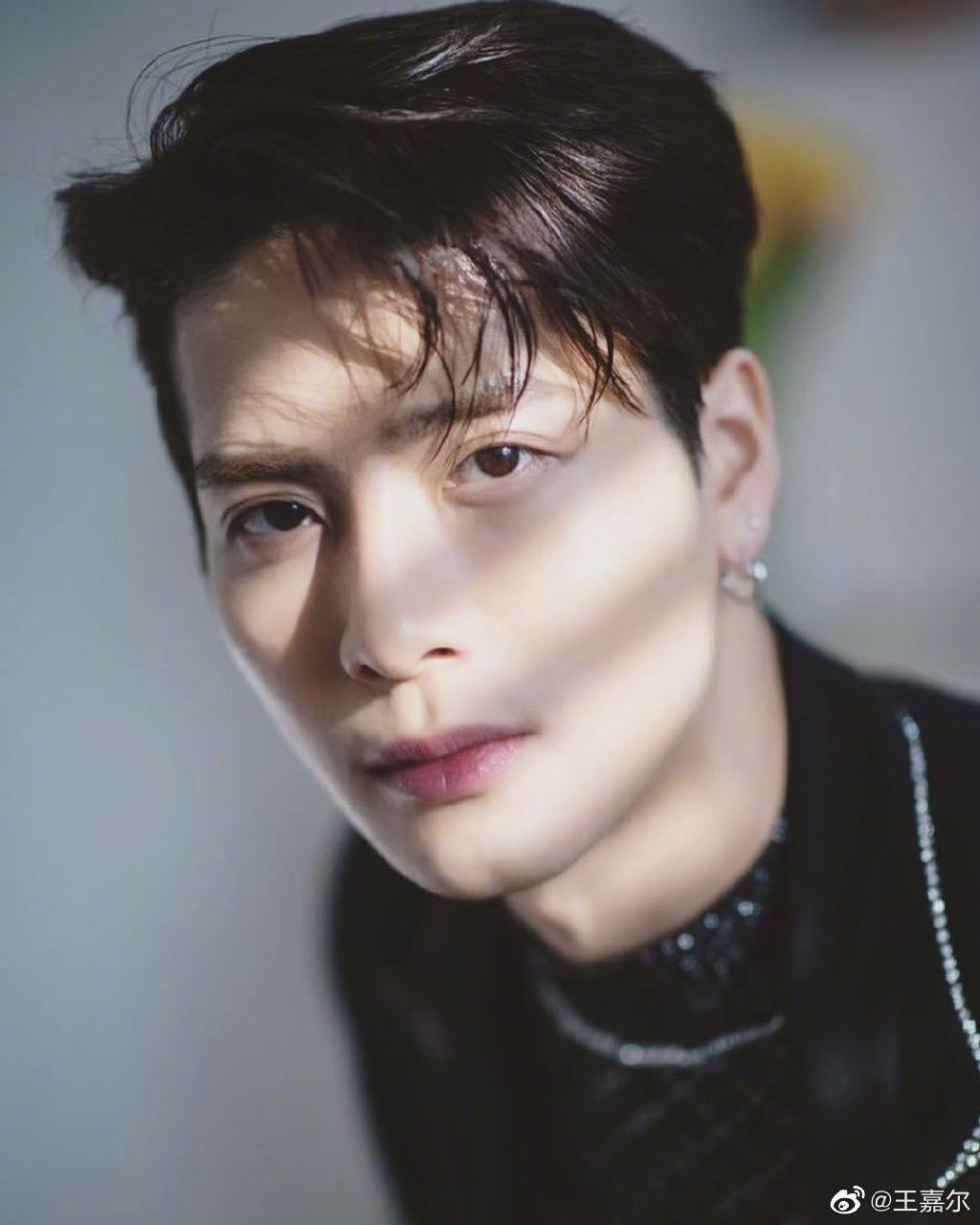 王嘉爾Jackson廣東話唱《分手總要在雨天》網民負評懶音多扮外國人唱廣東歌