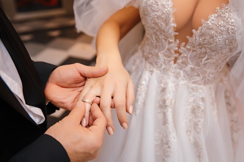 上個月他的發佈了自己跟吹氣公仔女友Margo結婚相片,向大家宣佈他與拍拖一年多的女友已正式成為夫妻了