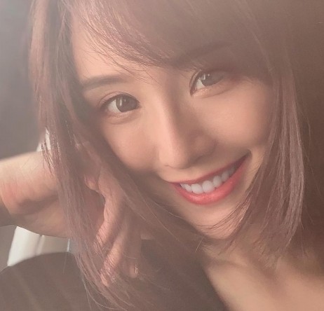 撇除了厚重的眼睫毛、烏黑的眼線和濃厚的粉底後,她恍如脫胎換骨一樣,簡單的妝容有時候還會顯得較年輕!乾淨清新的妝容,這種「偽素顏」的妝容,讓人感覺像個青春少艾。簡單的畫上眉毛和塗上唇膏已經很顯輪廓,不過主要也是基於她本身輪廓線條突出。