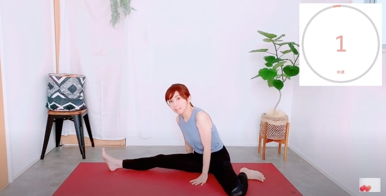 【瘦肌肉腿運動】接下來就要好好拉伸小腿的肌肉,先坐在地上,之後伸直右腳