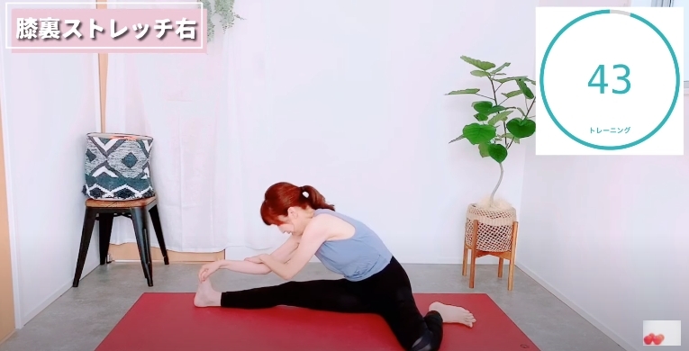 【瘦肌肉腿運動】右手碰著右腳,身體盡量向前傾,但緊記右腳一定要保持伸直的狀態