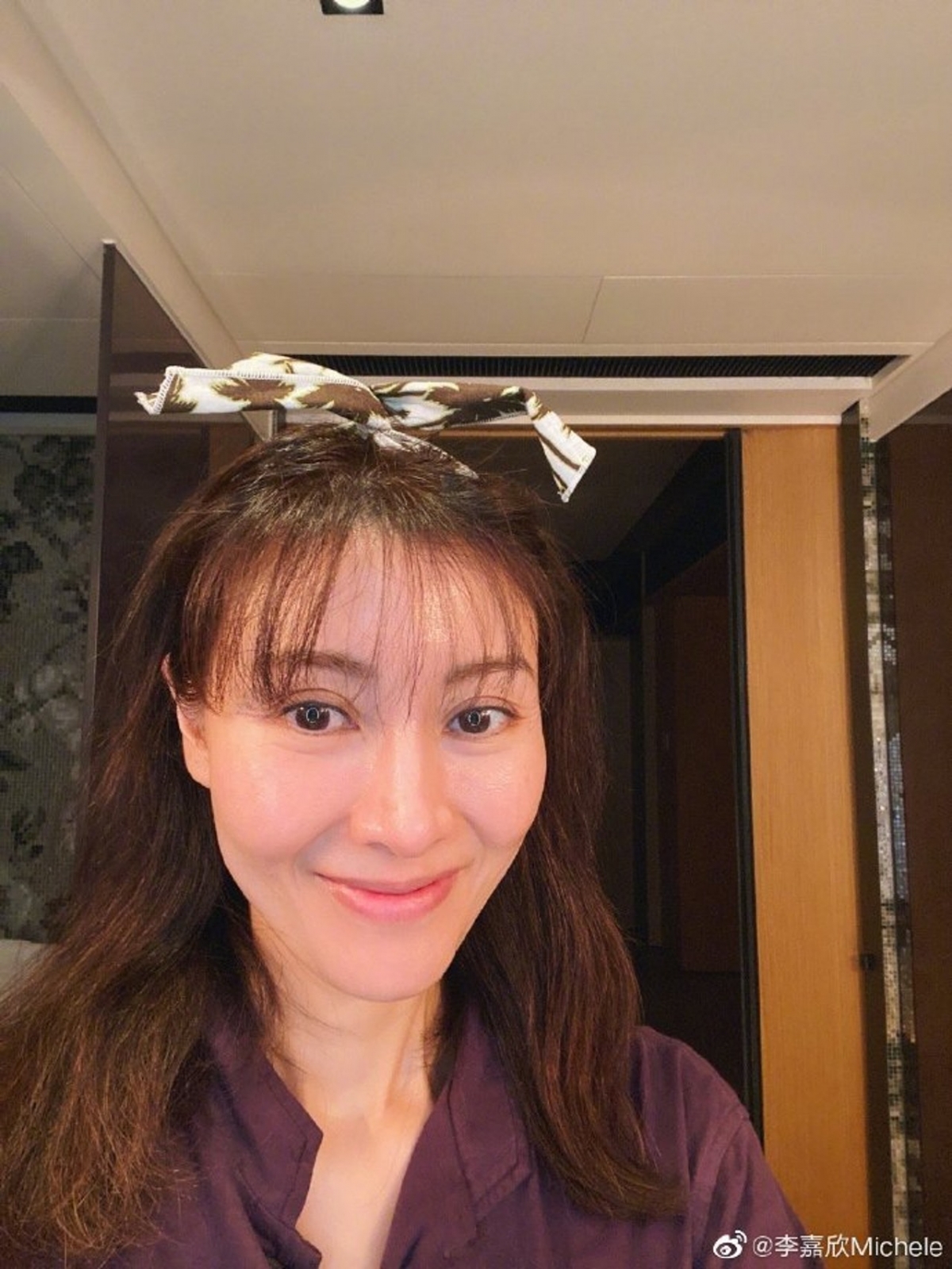 不少網民也大讚她造型百變,踏入50歲的她還保持女神般的美貌,完全carry起粉紅色的頭髮。作為相夫教子的人母也狀態不錯,大讚她天生麗質。先前又挑戰過韓國大熱的「空氣瀏海」,驚艷了一眾網民,大讚她緊貼潮流~