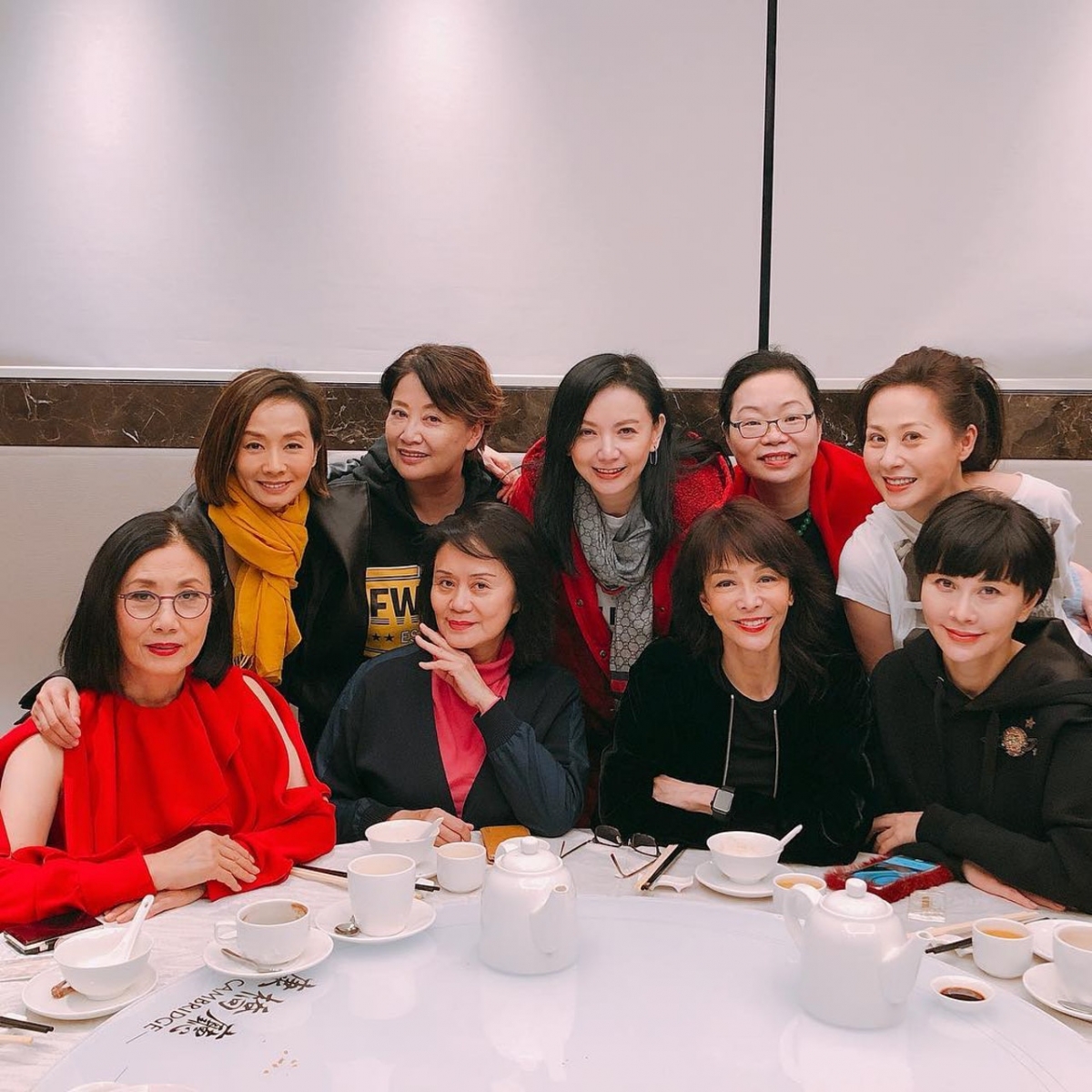 近日,各界阿姐級人物組成的「至八會」都提前舉辦了聖誕Party大玩交換禮物,成員包括有汪明荃(汪阿姐)、鄭裕玲(Do姐)、曾華倩、毛舜筠、林建明(大姐明)、江欣燕等人,位位都是大姐大,想必交換的禮物既是名貴又不失禮。