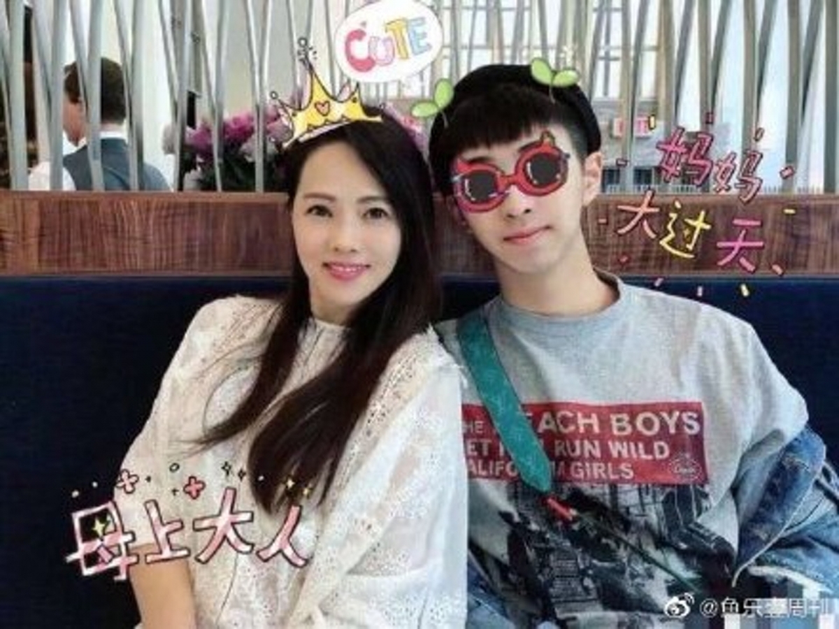 伊能靜在2000年嫁給台灣歌手庾澄慶,並誕下兒子「小哈利」